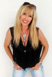 MediaKit_AuthorPhoto_PsychicMenageSeries